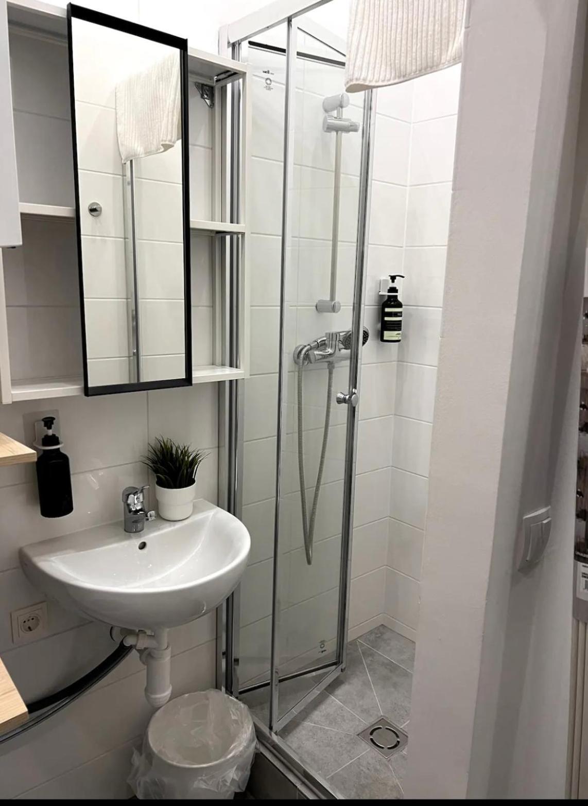 In 9 Apartment